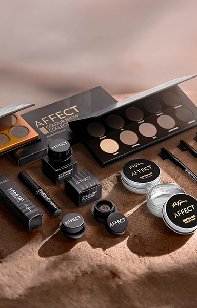Kosmetyki do makijażu Affect – palety cieni, eyelinery i produkty do brwi w brązowej aranżacji.